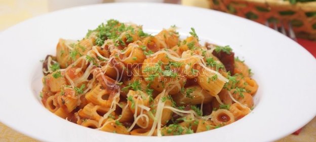 Паста с густой подливой из протёртых помидоров с ветчиной