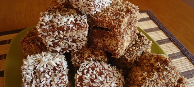 Пирожное бисквитное в шоколадном соусе