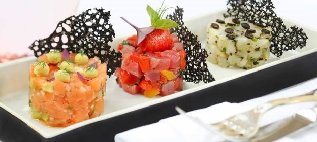 Три вида морского тартара – лосось, гребешки, тунец