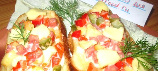 Мини-пицца с болгарским перцем и колбасой