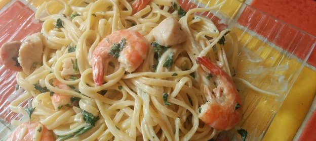 Спагетти с креветками и морскими гребешками