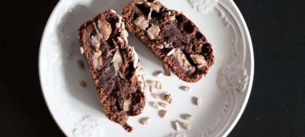 Шоколадный кекс с бананами и подсолнечными семечками