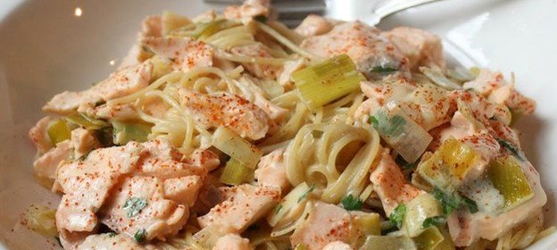 Паста с лососем и луком-пореем