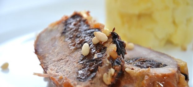 Говядина в духовке с черносливом