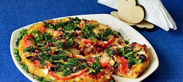 Мясная пицца с грибами и мясом