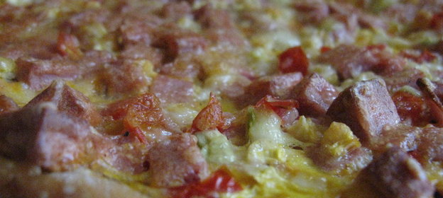 Сочная пицца на тонком кефирном тесте