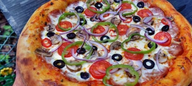 Пицца с домашней колбасой