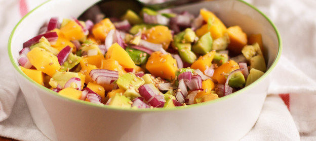 Салат с манго, авокадо и красным луком