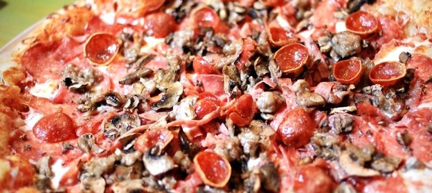 Пицца с грибами и колбасой