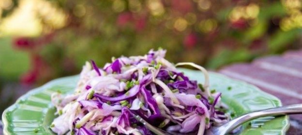 Салат из двух видов капусты и огурцов