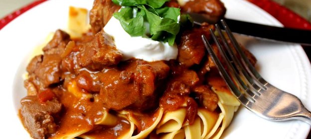 Гуляш с макаронами