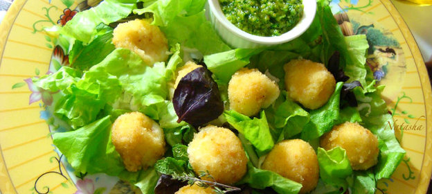 Сырные шарики из моцареллы с зелёным салатом и соусом песто