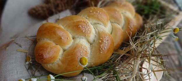 Свежий румяный постный хлеб с кунжутом...