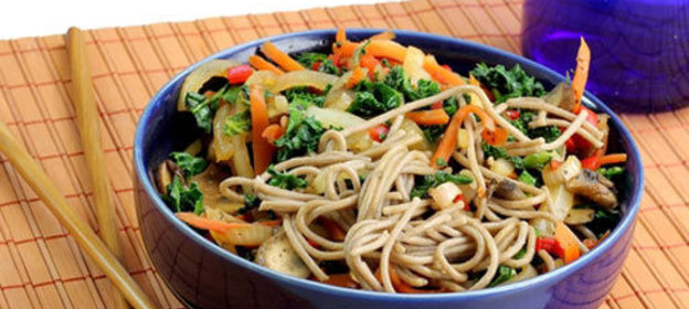 Гречневая лапша с хрустящими овощами и соевым соусом