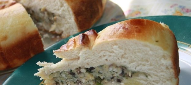 Пирог с морской рыбой, грибами, сыром и зеленью