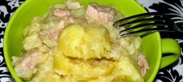Тушеная картошка и мясо в кастрюле