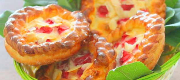 Булочки-корзиночки Клубника в шоколаде