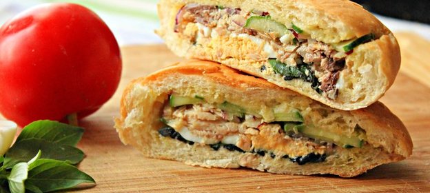 Средиземноморский сэндвич с тунцом