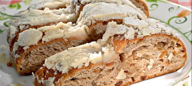 Кекс с орехами и изюмом