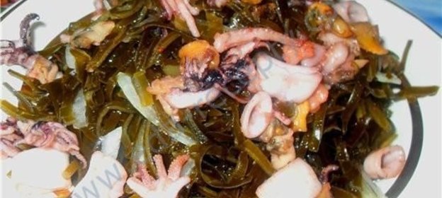 Салат с морским коктейлем