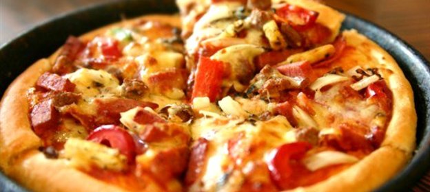 Пицца с сосисками и помидорами