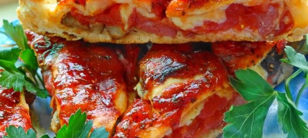 Пицца Кальцоне с копчеными колбасками и грибами