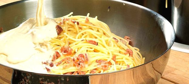Спагетти карбонара с красным луком