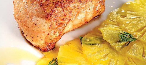 Морской черт в панировке из грибной пыльцы, с маринованным ананасом