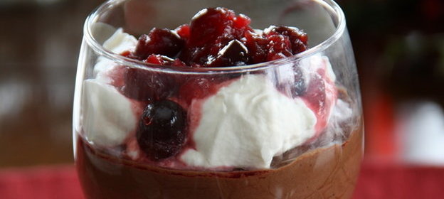 Сливочный десерт с клюквой и шоколадом