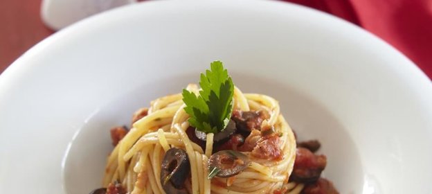 Спагетти с корейкой, маслинами и помидорами