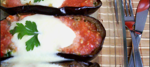 Фаршированные баклажаны с булгуром, кедровыми орешками и моцареллой