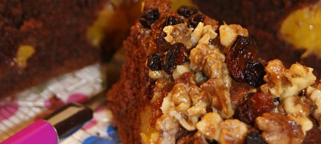 Шоколадный пирог с персиками и ореховой корочкой