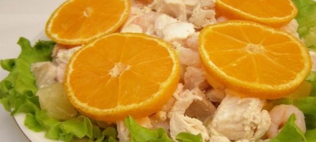 Салат из креветок с курицей и ананасами