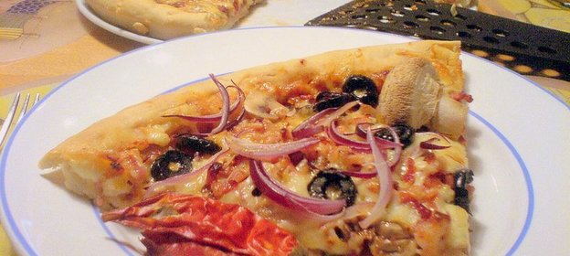 Пицца с грибами, беконом и свежим луком