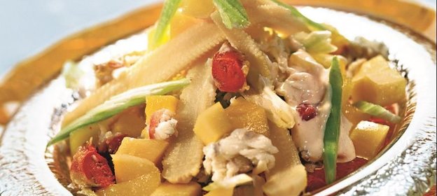 Крабовый салат с манго