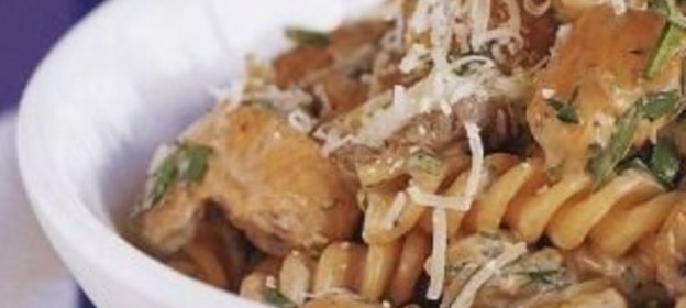 Паста фузилли (макароны-спиральки) с курицей и грибами