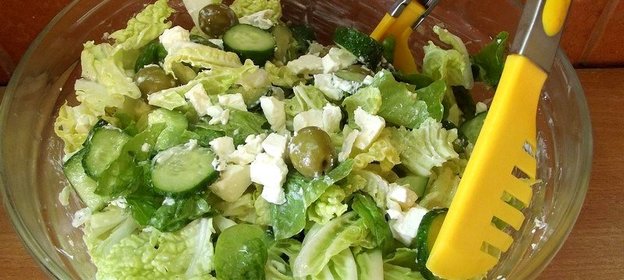 Праздничный салат с сыром фета и оливками
