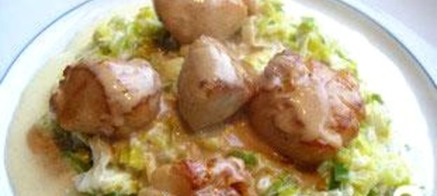 Морские гребешки с фондю из лука-порея