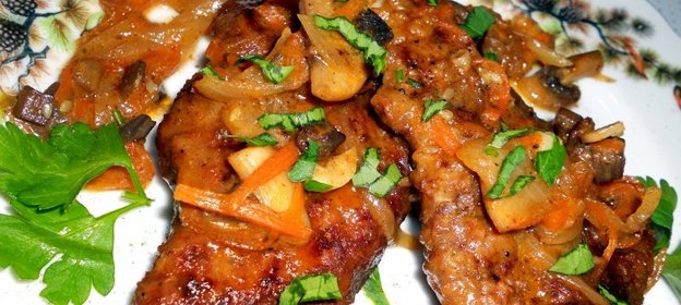 Говяжья печень, тушеная в соусе с грибами