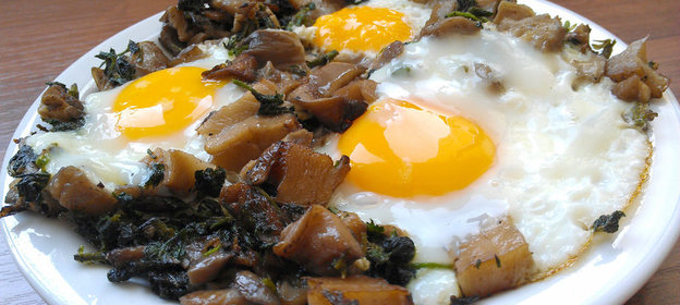 Яичница глазунья с крапивой и грибами