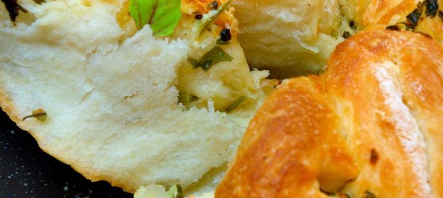 Пикантный хлеб с чесноком, луком и зеленью