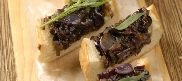 Хлеб с карамелизованным луком