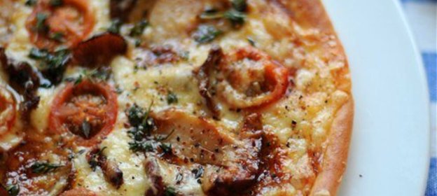 Пицца с лесными грибами и молодым тимьяном