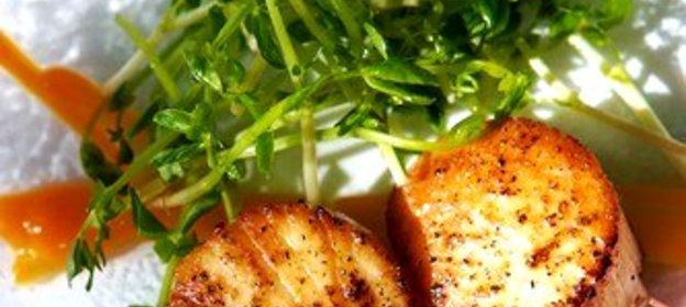 Жареные гребешки в соусе мисо и кленовом сиропе