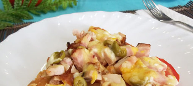 Пицца с ветчиной, помидорами и оливками