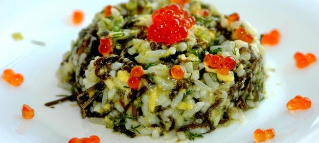 Салат из морской капусты и риса с заправкой из авокадо