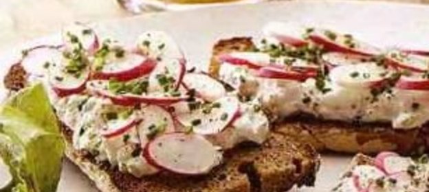 Бутерброды из ржаного хлеба с редисом