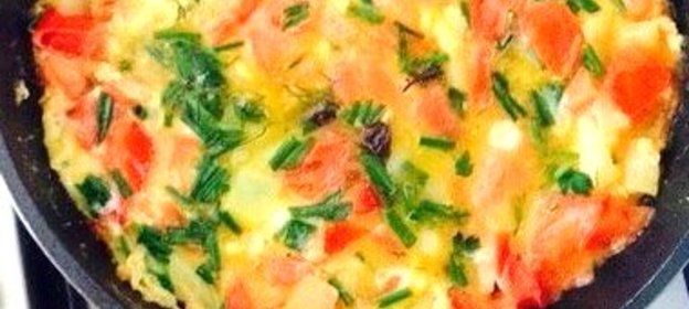 Яичница с помидорами и болгарским перцем