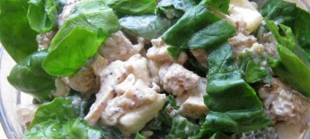 Салат с курицей, яблоками и шпинатом