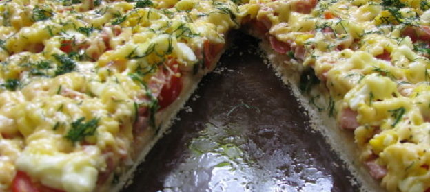 Пицца с ветчиной, томатами и яйцом